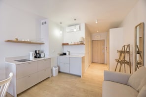 Estudi en suite estàndard | Cuina bàsica privada | Frigorífic, placa de cuina, bullidora elèctrica i trona