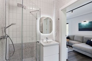 Junior Suite | Bathroom | Shower, hair dryer, towels, toilet paper - Kormoran by Baltic Home (Swinoujscie)