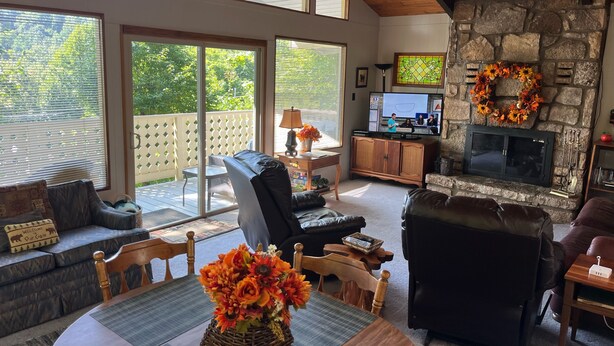 Una sala de estar acogedora con chimenea, asientos cómodos y televisor.