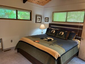 2 bedrooms, iron/ironing board, Internet, bed sheets