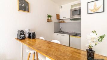 Een koelkast, een microgolfoven, een kookplaat