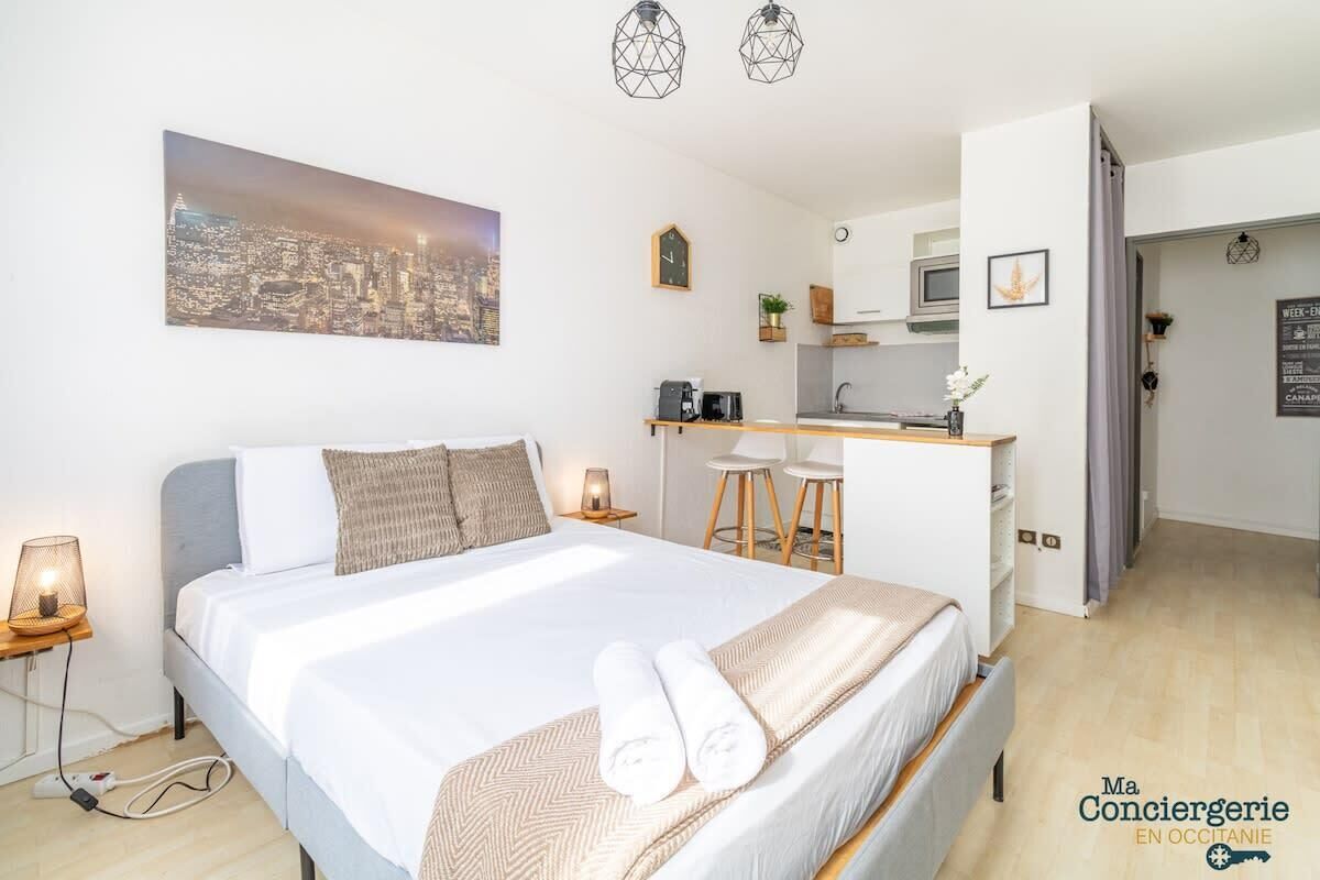 Iron/ironing board, WiFi, bed sheets