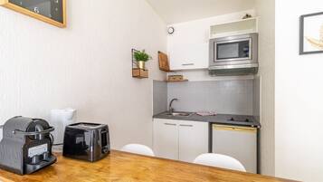 Een koelkast, een microgolfoven, een kookplaat