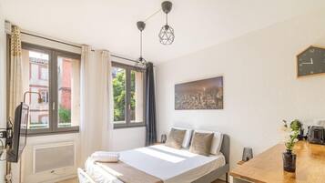 Een strijkplank/strijkijzer, wifi, beddengoed