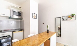 Réfrigérateur, micro-ondes, plaque de cuisson, cafetière/bouilloire