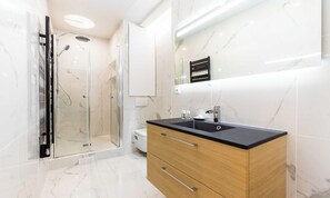 Douche, sèche-cheveux, serviettes fournies, savon