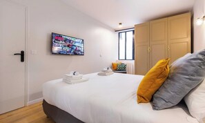 2 soverom, skrivebord, strykejern/-brett og wi-fi (inkludert)