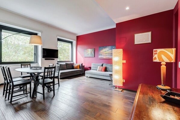Apartment, 1 Bedroom, Non Smoking, City View | Living area | 32-inch flat-screen TV with cable channels