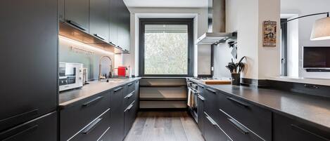 Appartement, 1 chambre, non-fumeurs, vue ville | Cuisine privée | Réfrigérateur, micro-ondes, four, plaque de cuisson
