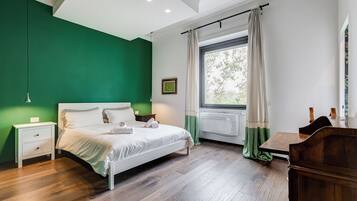 1 habitación, escritorio y espacio para trabajar con laptop