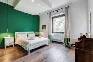 1 habitación, escritorio y espacio para trabajar con laptop 