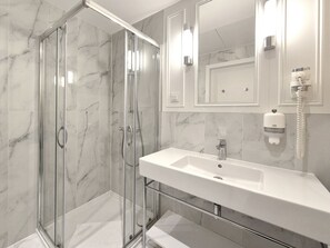 Suite, Balcony | Bathroom | Shower, hair dryer, towels, toilet paper