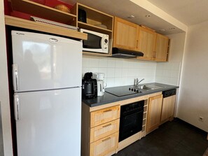 Fridge, microwave, dishwasher, coffee/tea maker - Ski-in/Ski-out Apt for 6 with Pool, Spa & Parking - Belle Plagne High (Belle Plagne)