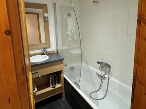 Hårføner og håndklær