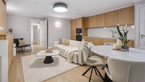 A modern apartment with a living room, dining area, kitchen, and a hallway. - Modern 2B/2B Apt, Quiet Oxford St, A/C (London)