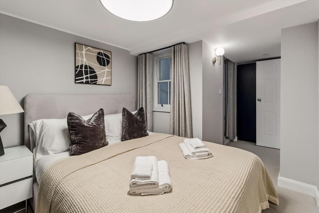 2 camere, una scrivania, ferro/asse da stiro, culla da viaggio