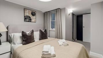 2 bedrooms, desk, iron/ironing board, travel cot