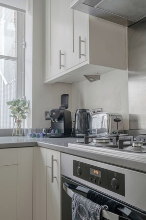 Refrigerador, microondas, horno, placa de cocina