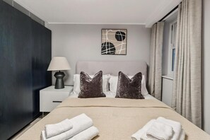 2 soverom, skrivebord, strykejern/-brett og reiseseng for barn