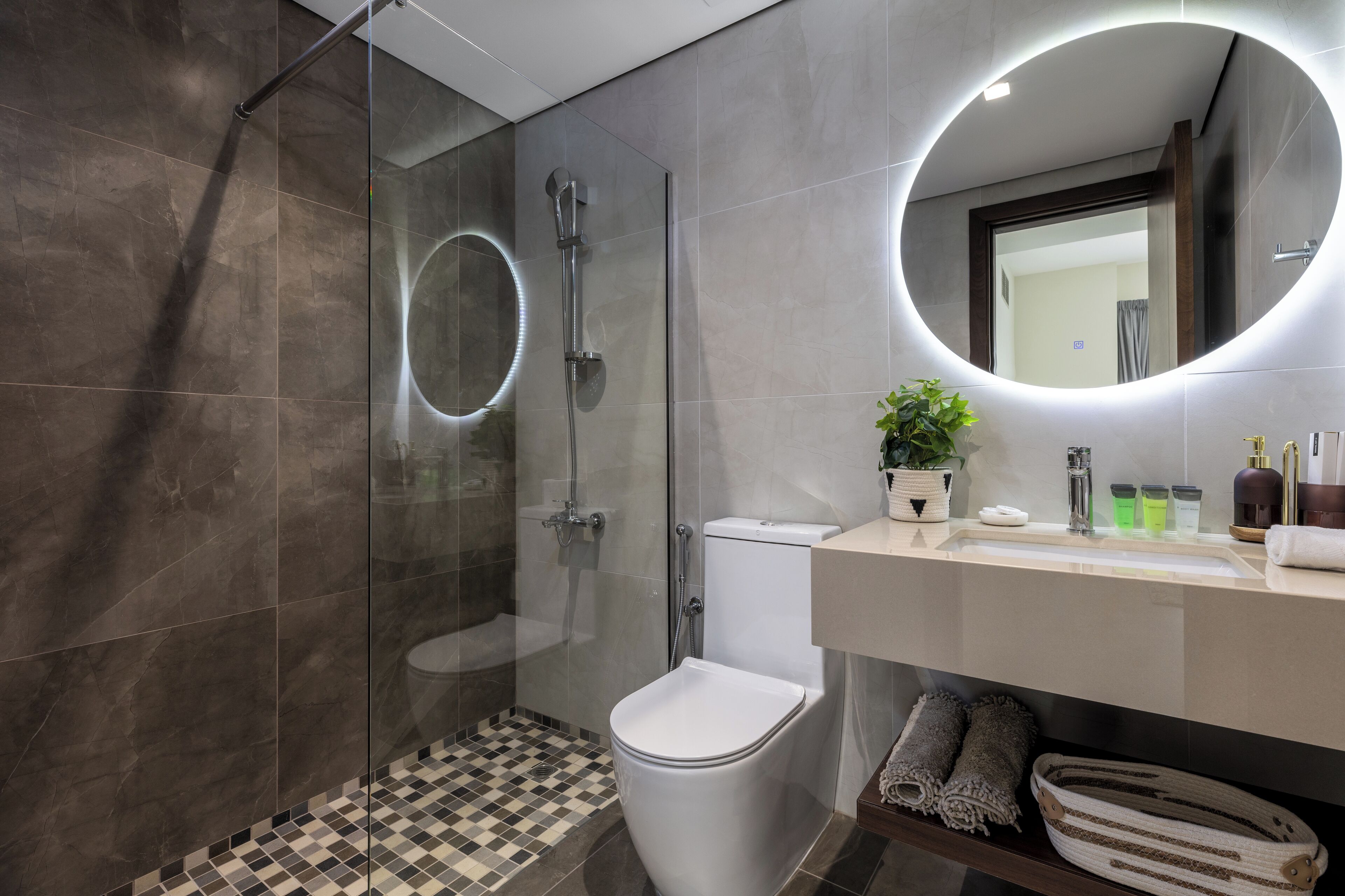Apartamento conforto, sacada | Banheiro | Chuveiro, produtos de toalete grátis, secador de cabelo 