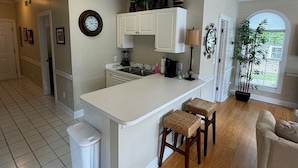 Coffee/tea maker, fridge, microwave, oven - Amazing 1BR condo on the ground floor (Myrtle Beach)