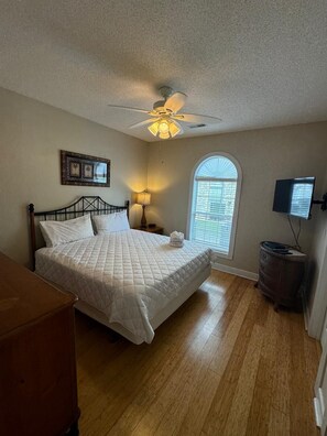 1 bedroom, iron/ironing board, WiFi, bed sheets - Amazing 1BR condo on the ground floor (Myrtle Beach)