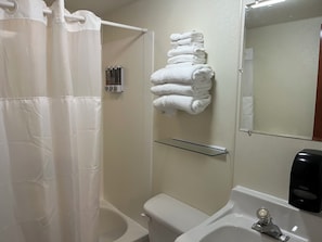 Standard Double Room | Bathroom | Towels, soap, shampoo, toilet paper - Jake's Corner Motel (White Lake)