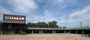 Exterior - Jake's Corner Motel (White Lake)