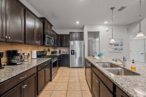 Kylskåp, mikrovågsugn, ugn och spishäll