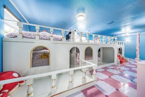5 bedrooms, desk, iron/ironing board, WiFi