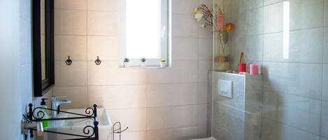 淋浴设施、吹风机、毛巾