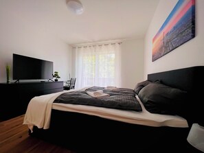 2 soverom, skrivebord, lydisolert og strykejern/-brett