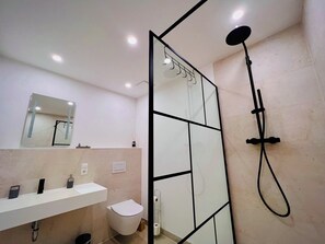 Shower, free toiletries, hair dryer, towels - Idyllische Ferienwohnung mit Balkon & Ausblick (Arzbach)