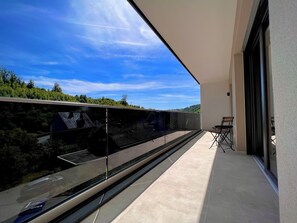 Terrace/patio - Idyllische Ferienwohnung mit Balkon & Ausblick (Arzbach)