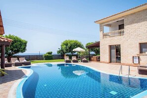 Villa (4 Bedrooms) | Front of property
