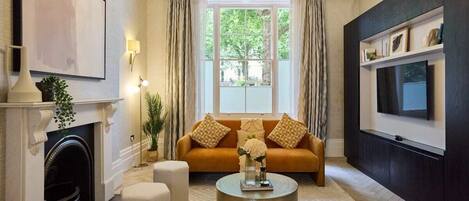 Apartment (3 Bedrooms) | Living area