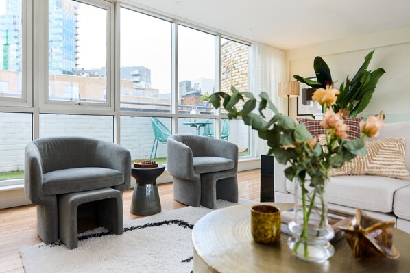 2 bedrooms - The Brick Lane Arms - Breathtaking 2bdr Penthouse With Balcony (London)