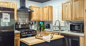 Fridge, microwave, oven, stovetop - Yvonnies-Super Cool, Convenient, Comfy & Renovated Cabin! (Ruidoso)