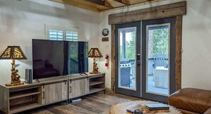 TV, fireplace - Yvonnies-Super Cool, Convenient, Comfy & Renovated Cabin! (Ruidoso)