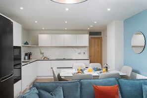 Refrigerador, microondas, horno, placa de cocina
