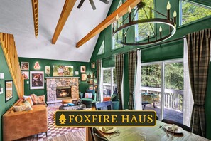 TV, fireplace, video games, books - Foxfire Haus - Modern - Lake & Beach, Hot Tub (Blakeslee)