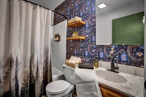 シャワー、ヘアドライヤー、タオル