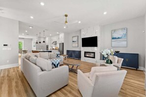 Smart TV, fireplace, books - Gulf Views from Rooftop with Hot Tub! LSV/Golf Cart & Bikes Included! (Inlet Beach)