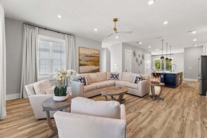 Smart-TV, Kamin, Bücher