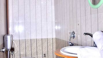 Camera Standard | Bagno | Doccia, asciugamani, sapone