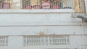 A building with a balcony, a door, and a tiled floor. - Muki Guest House By GRB (Jaisalmer)