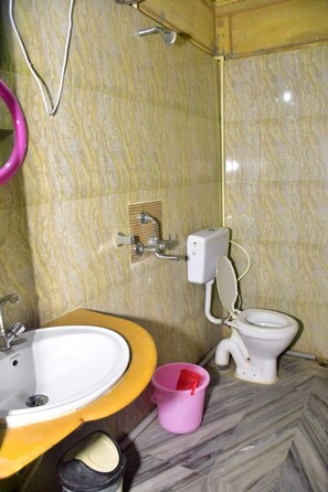 Rom – standard | Bad | Dusj, toalettartikler (inkludert), håndklær og såpe