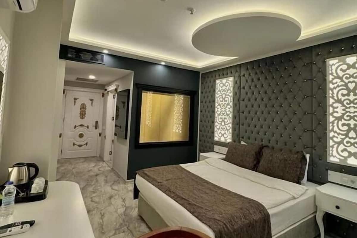 Phòng đôi Deluxe, quang cảnh thành phố | Két bảo mật tại phòng, bàn, khu vực làm việc phù hợp cho laptop 