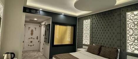 Una habitación de hotel moderna con una cama grande, un escritorio y una silla roja.
