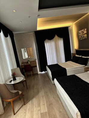 Standard Twin Room, Balcony, City View | Peti besi dalam bilik, meja, ruang kerja komputer riba 